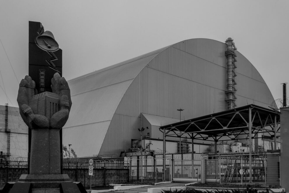 Sarcofaag boven de kernreactor in Tsjernobyl, Oekraïne.  